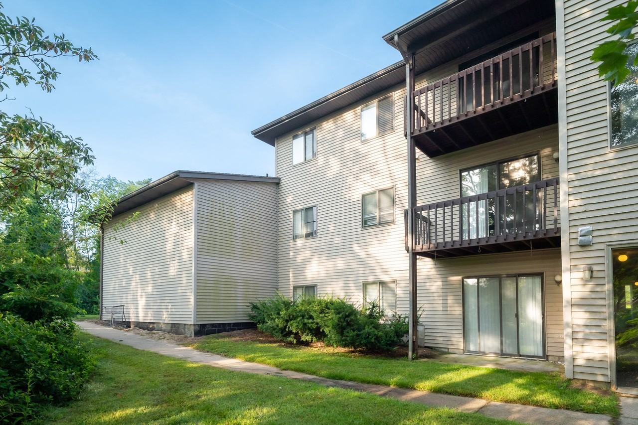 17980 Cove St - Photo 2 of 11