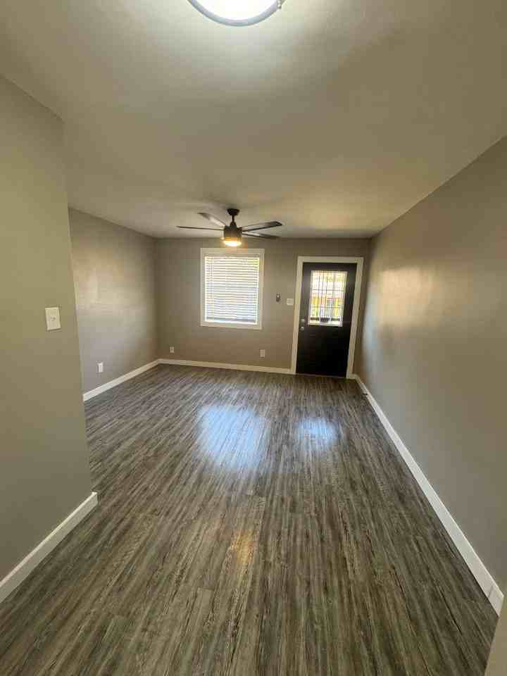 Dawson's Manor - Photo 4 of 30