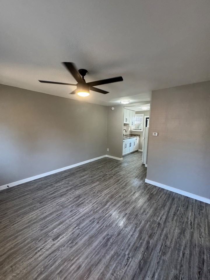 Dawson's Manor - Photo 5 of 30