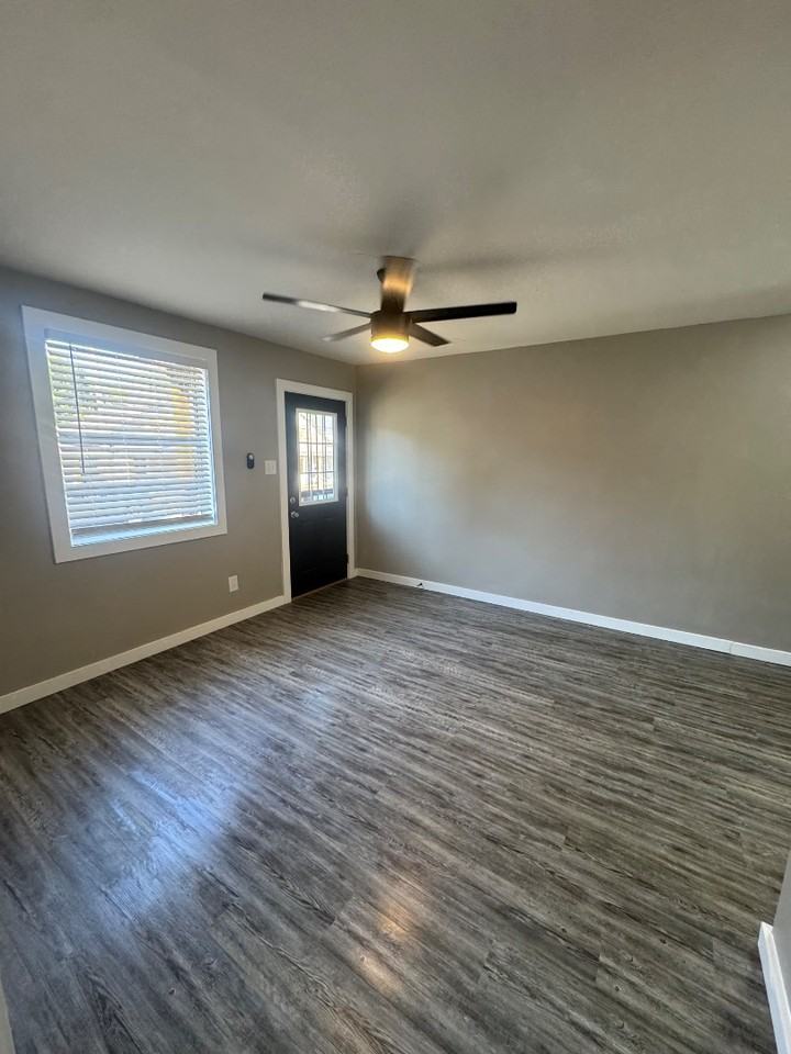 Dawson's Manor - Photo 6 of 30