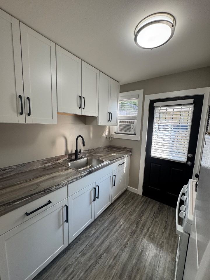 Dawson's Manor - Photo 7 of 30