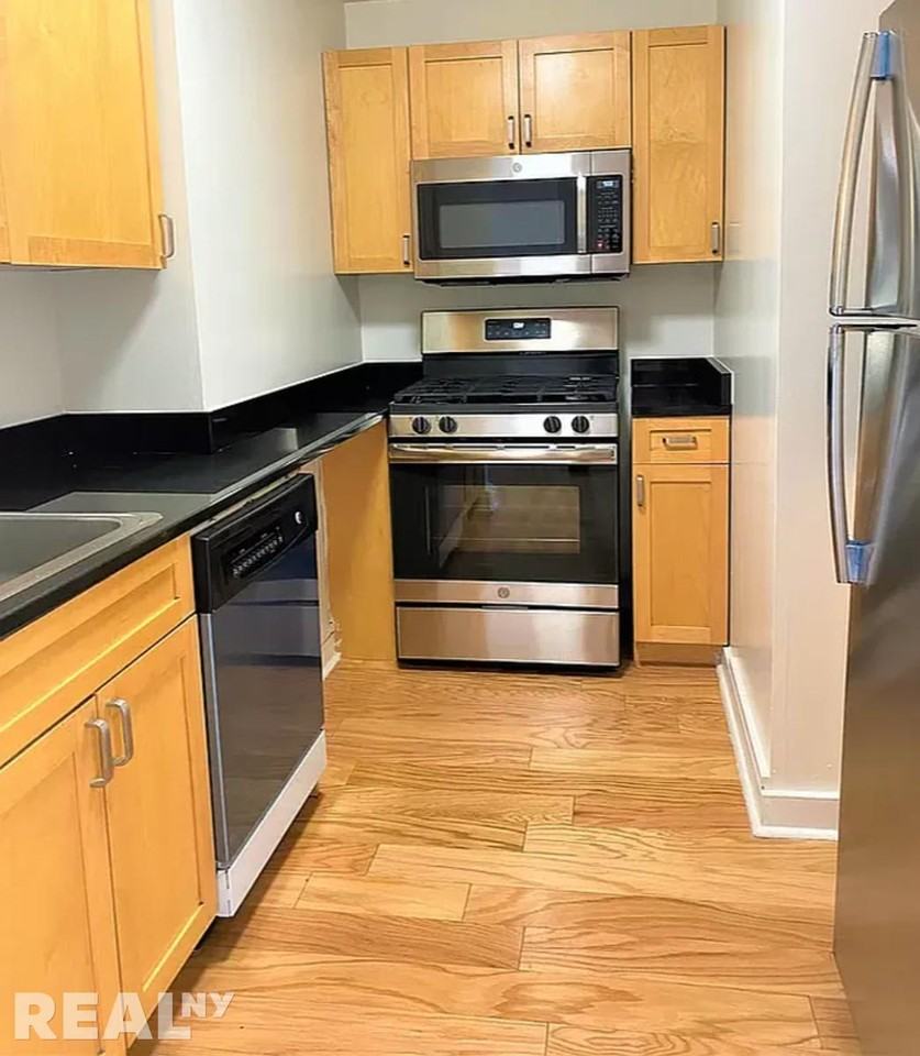 W 96th St #305 - Photo 2 of 4