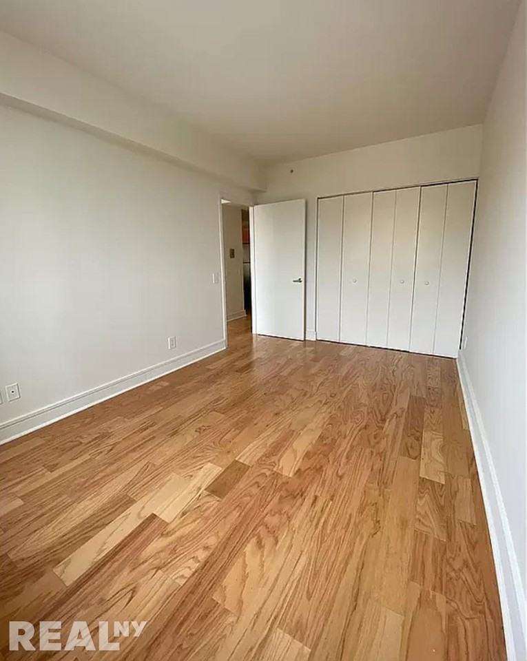 W 96th St #305 - Photo 3 of 4