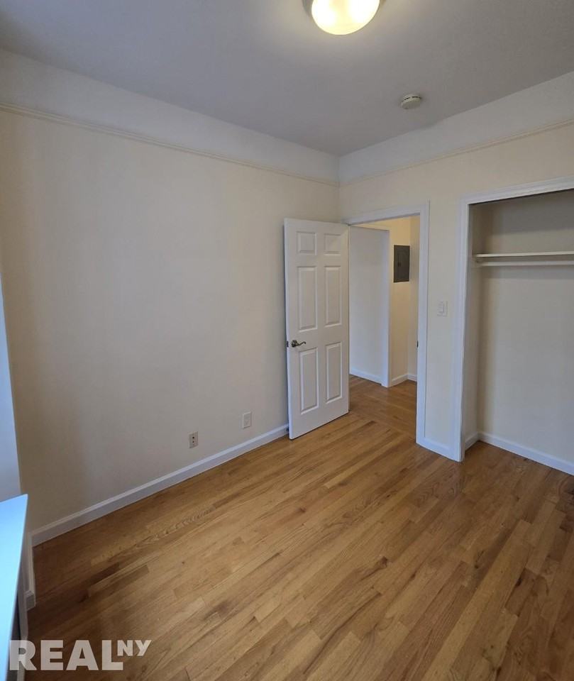 W 45th St #4E - Photo 2 of 8