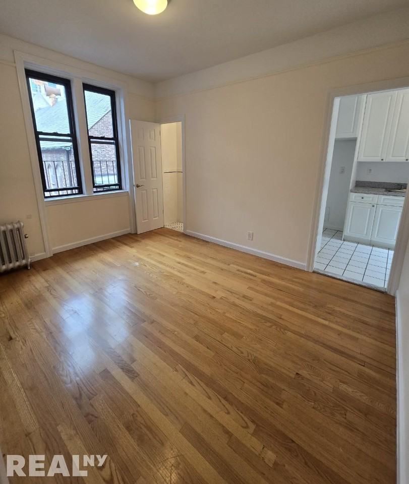 W 45th St #4E - Photo 3 of 8