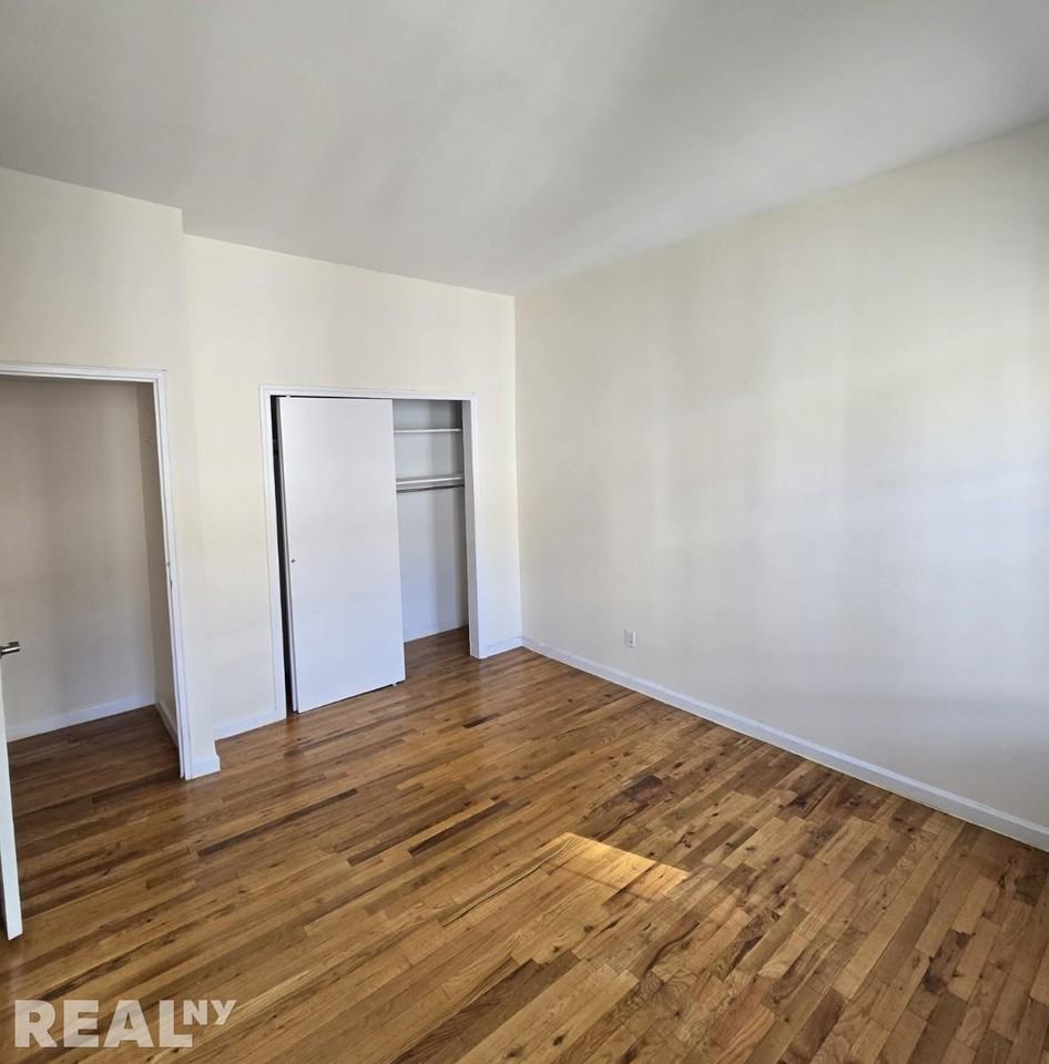 E 91st St #5D - Photo 2 of 5