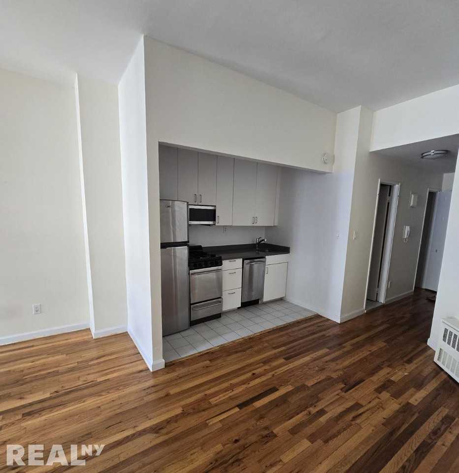 E 91st St #5D - Photo 3 of 5