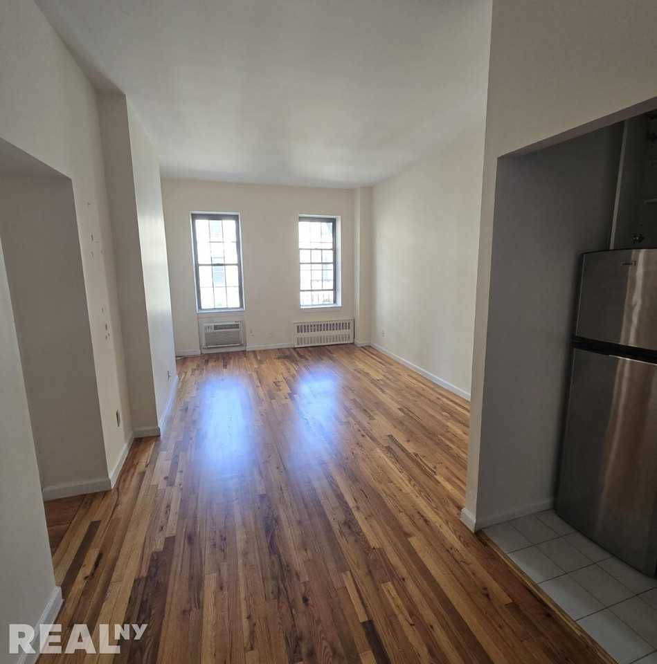 E 91st St #5D - Photo 4 of 5