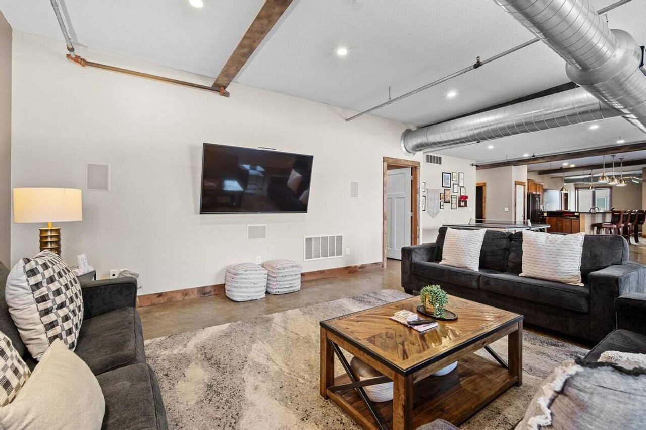 301 E Walnut St #1285758P - Photo 4 of 47