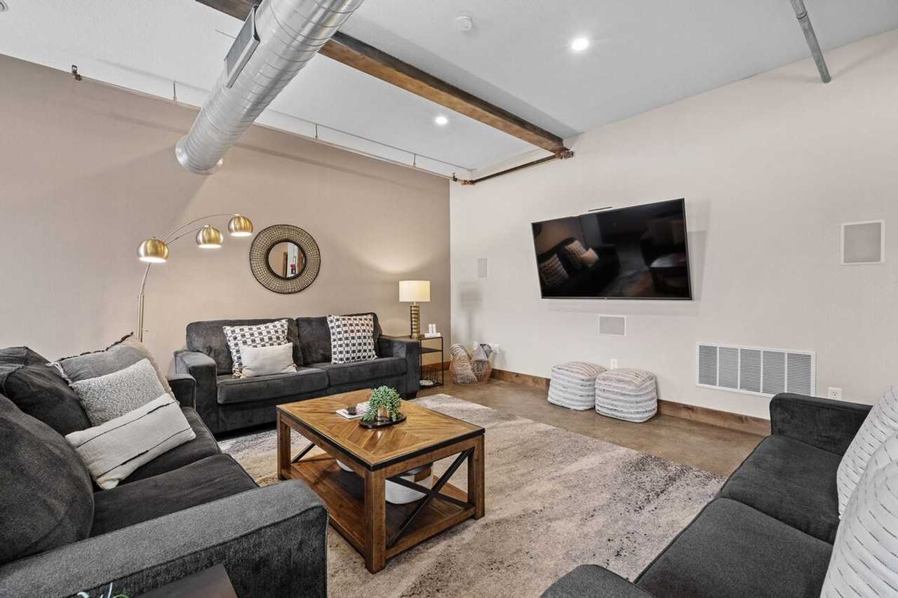 301 E Walnut St #1285758P - Photo 5 of 47