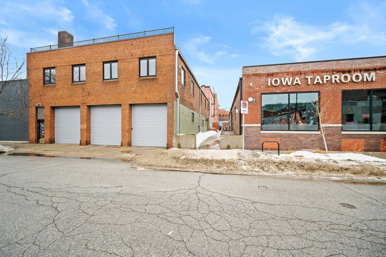 301 E Walnut St #1285758P - Photo 6 of 47