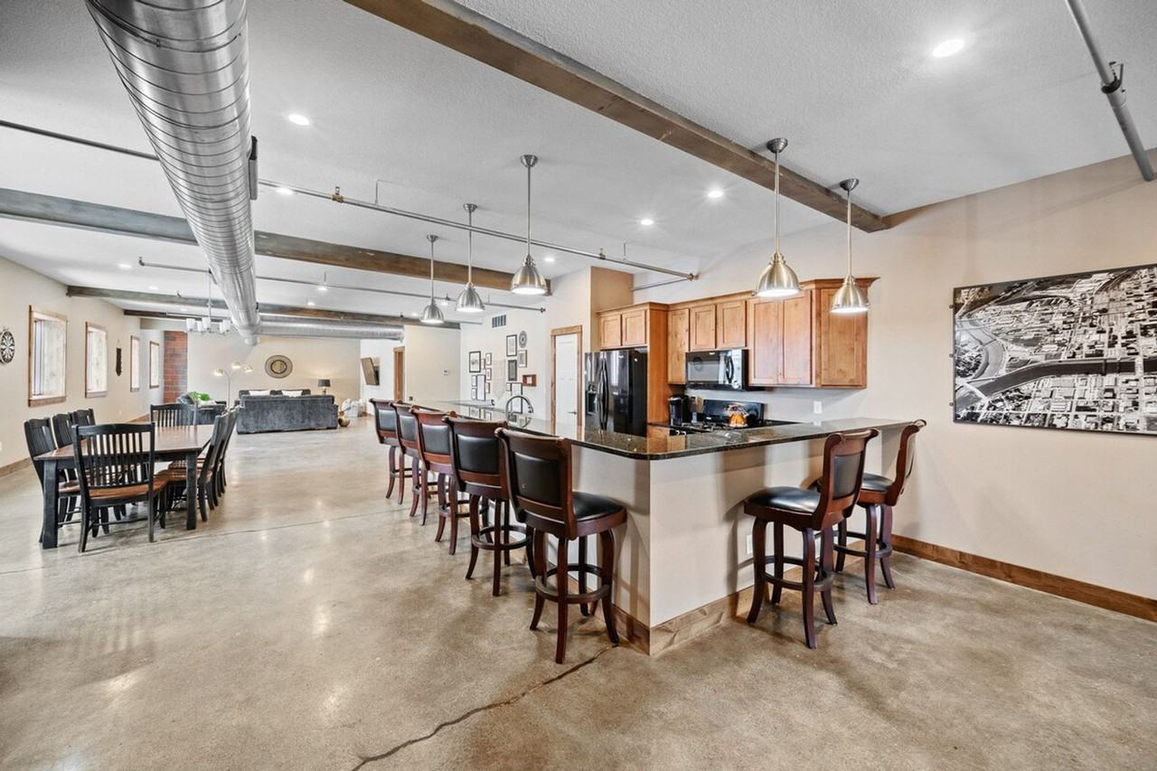 301 E Walnut St #1285758P - Photo 7 of 47