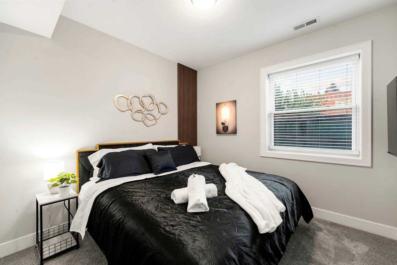 2207 W 18th St #1296498P - Photo 4 of 36