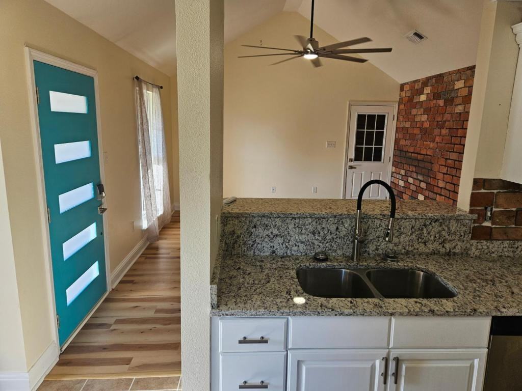 303 Twin Lakes Blvd - Photo 4 of 26