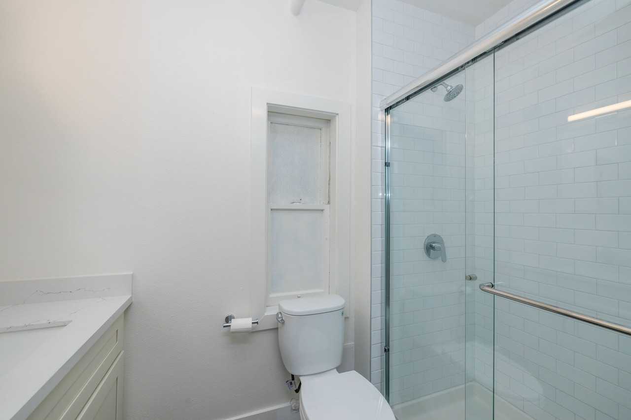 240 Grand - Photo 4 of 24