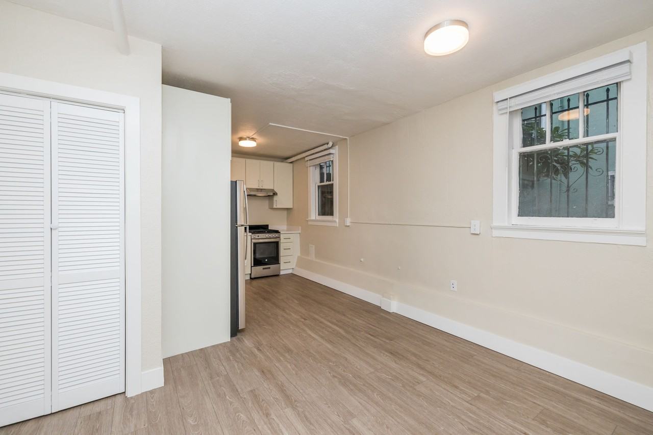 240 Grand - Photo 6 of 24