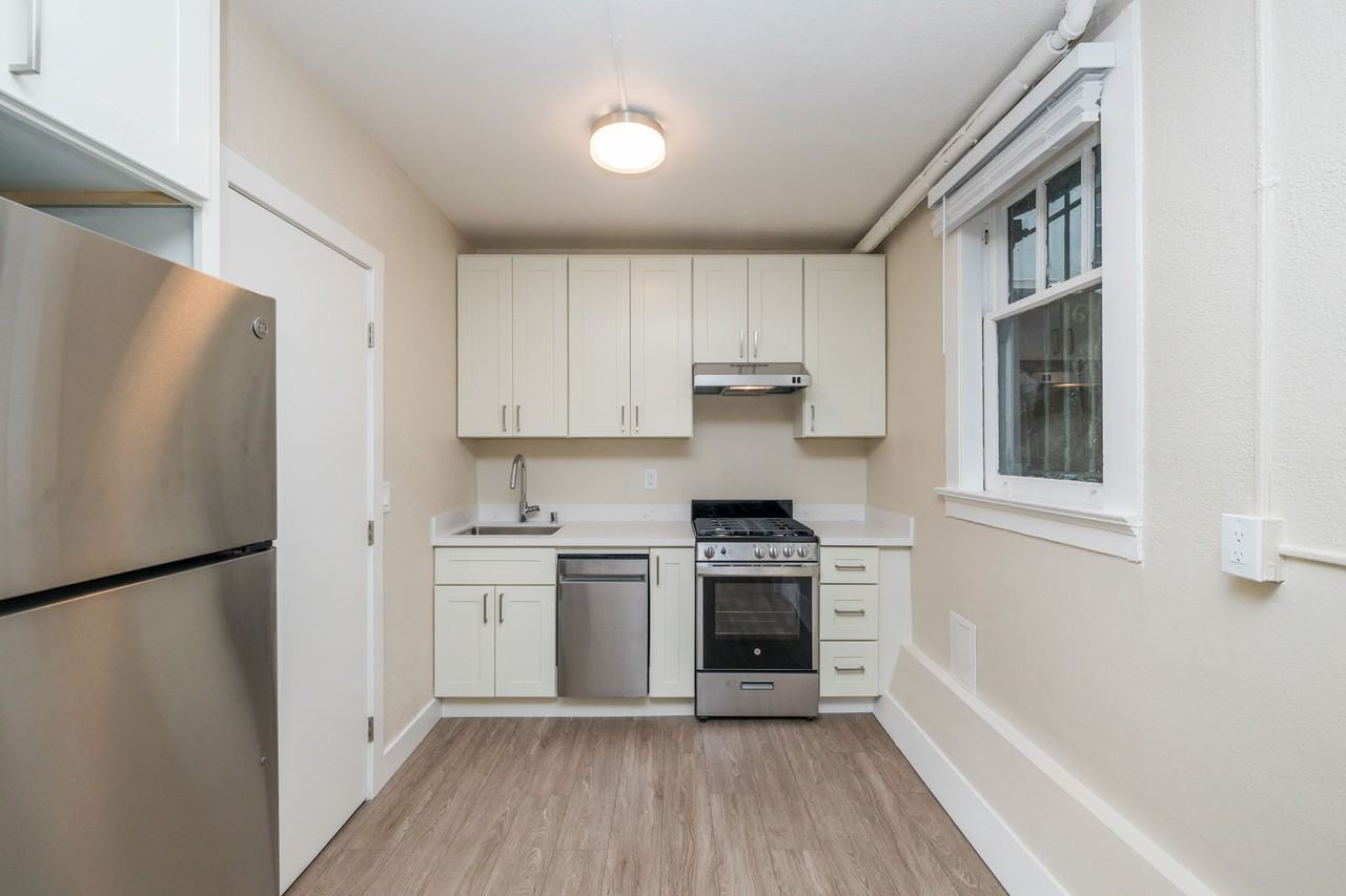 240 Grand - Photo 7 of 24