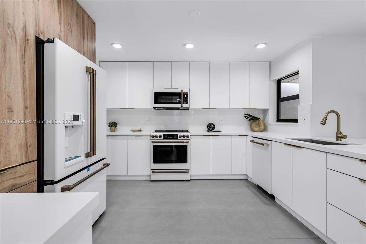 7106 Southwest 103rd Place - Photo 2 of 16