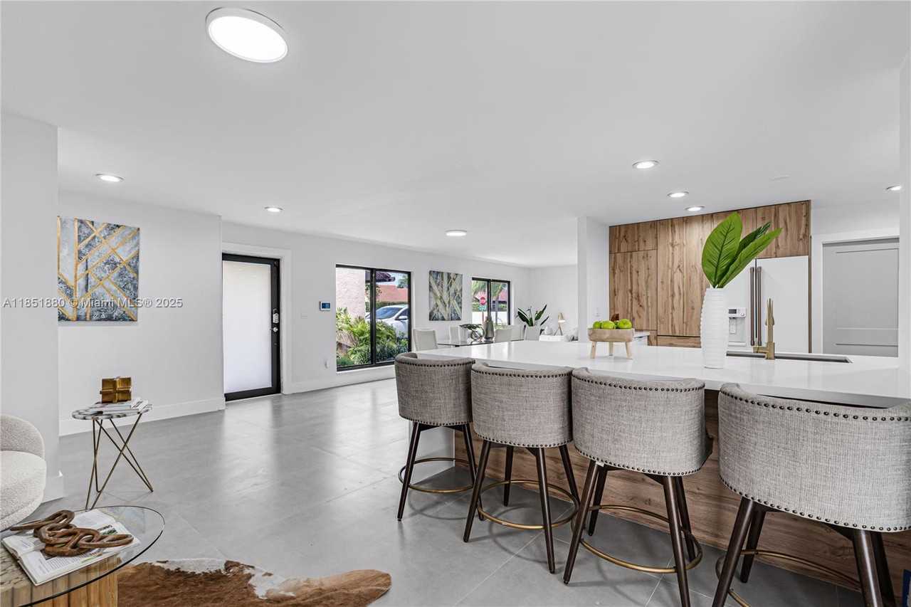 7106 Southwest 103rd Place - Photo 3 of 16