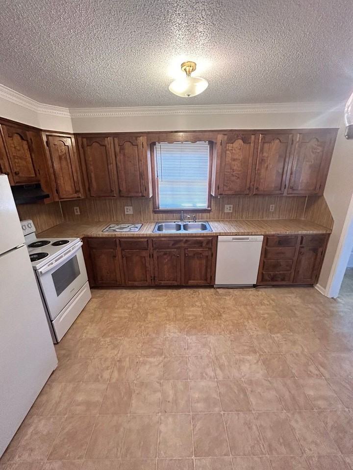 480 Willowspring Ln - Photo 3 of 11