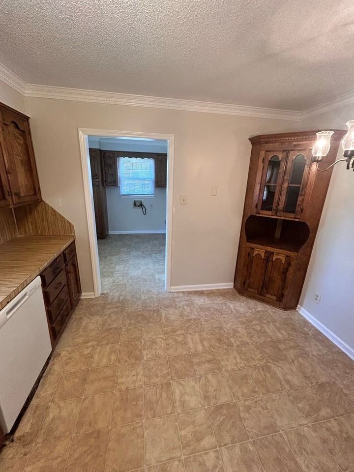 480 Willowspring Ln - Photo 4 of 11