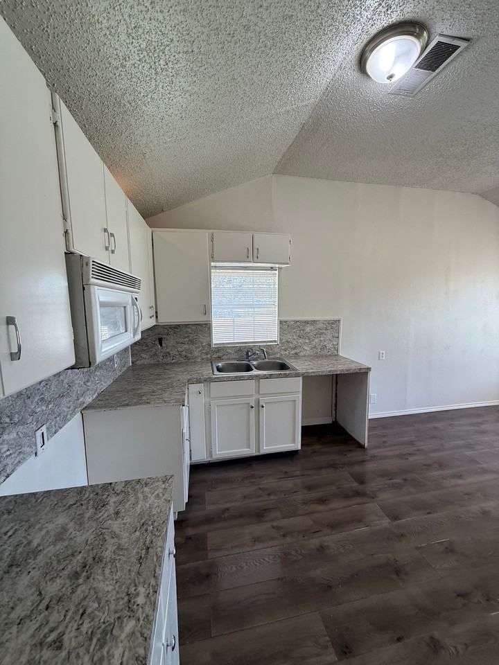 JW 3202 Baylor Street - Photo 2 of 11