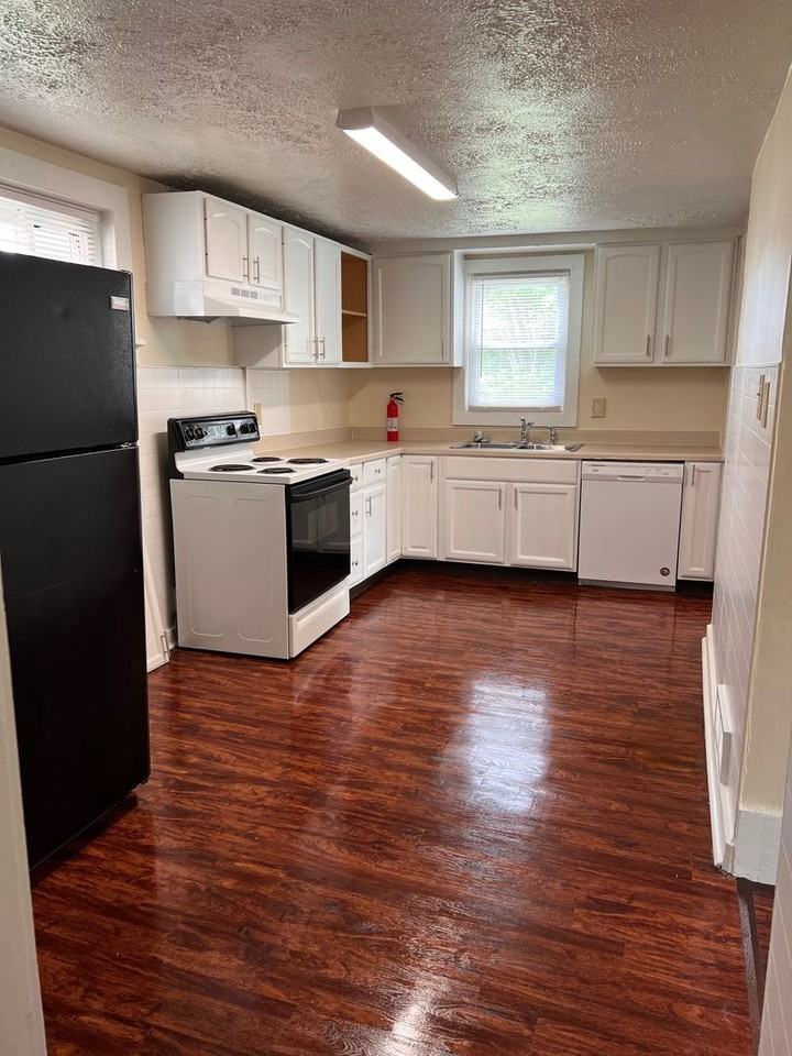 133 Smithsonian St - Photo 2 of 15