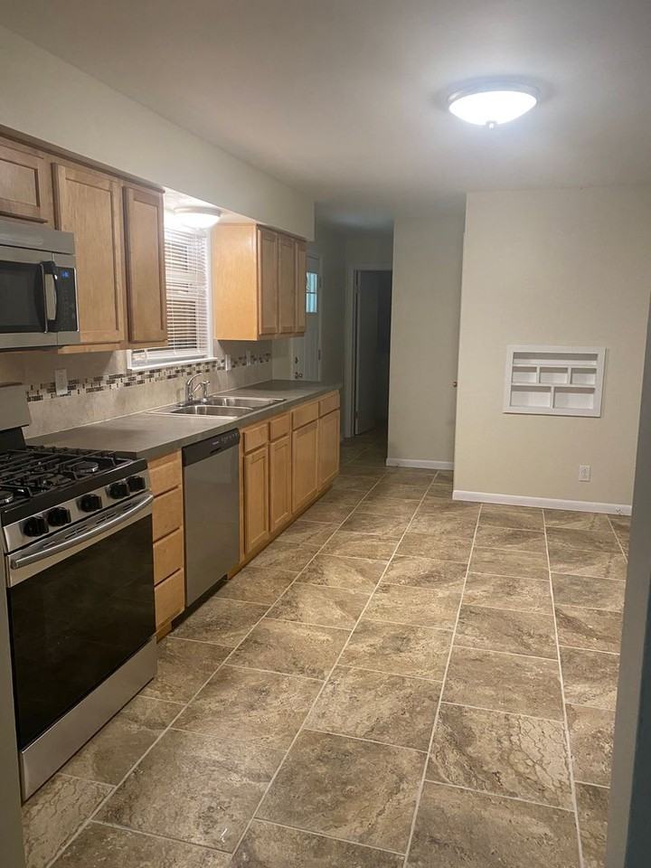 1024 North Rd Se - Photo 3 of 16