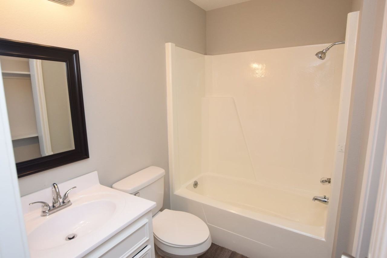 100 Mcarthur St #6 - Photo 5 of 6