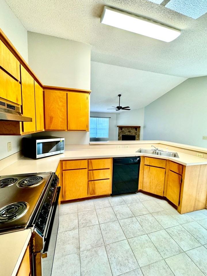 8693 Blackshear Court - Photo 5 of 24