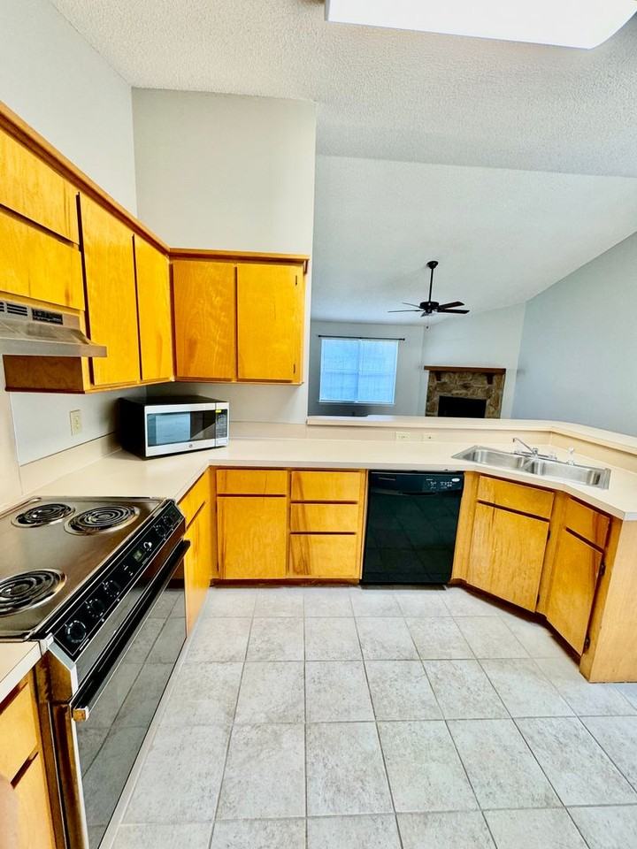 8693 Blackshear Court - Photo 7 of 24