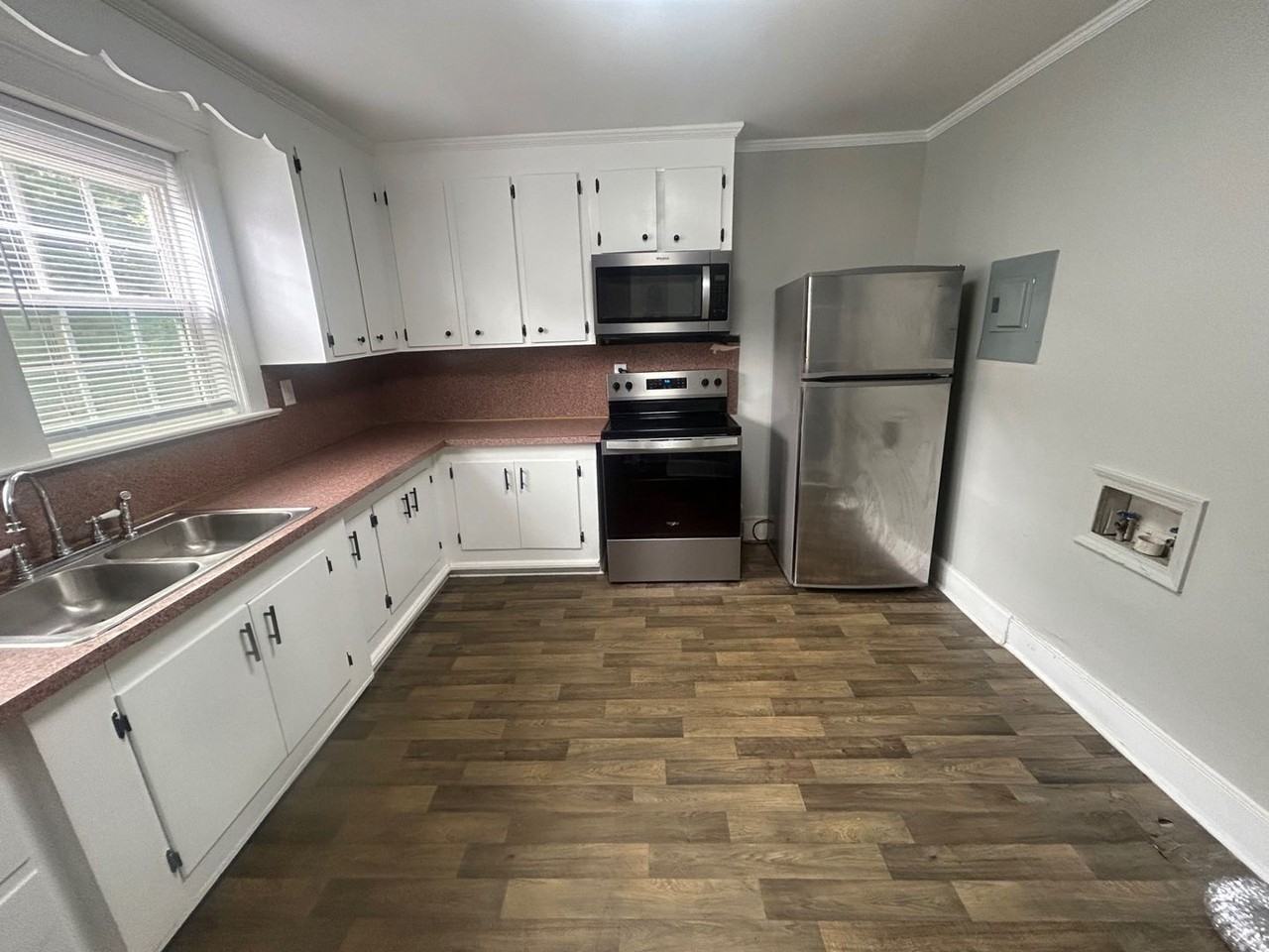 753 Center St - Photo 3 of 18