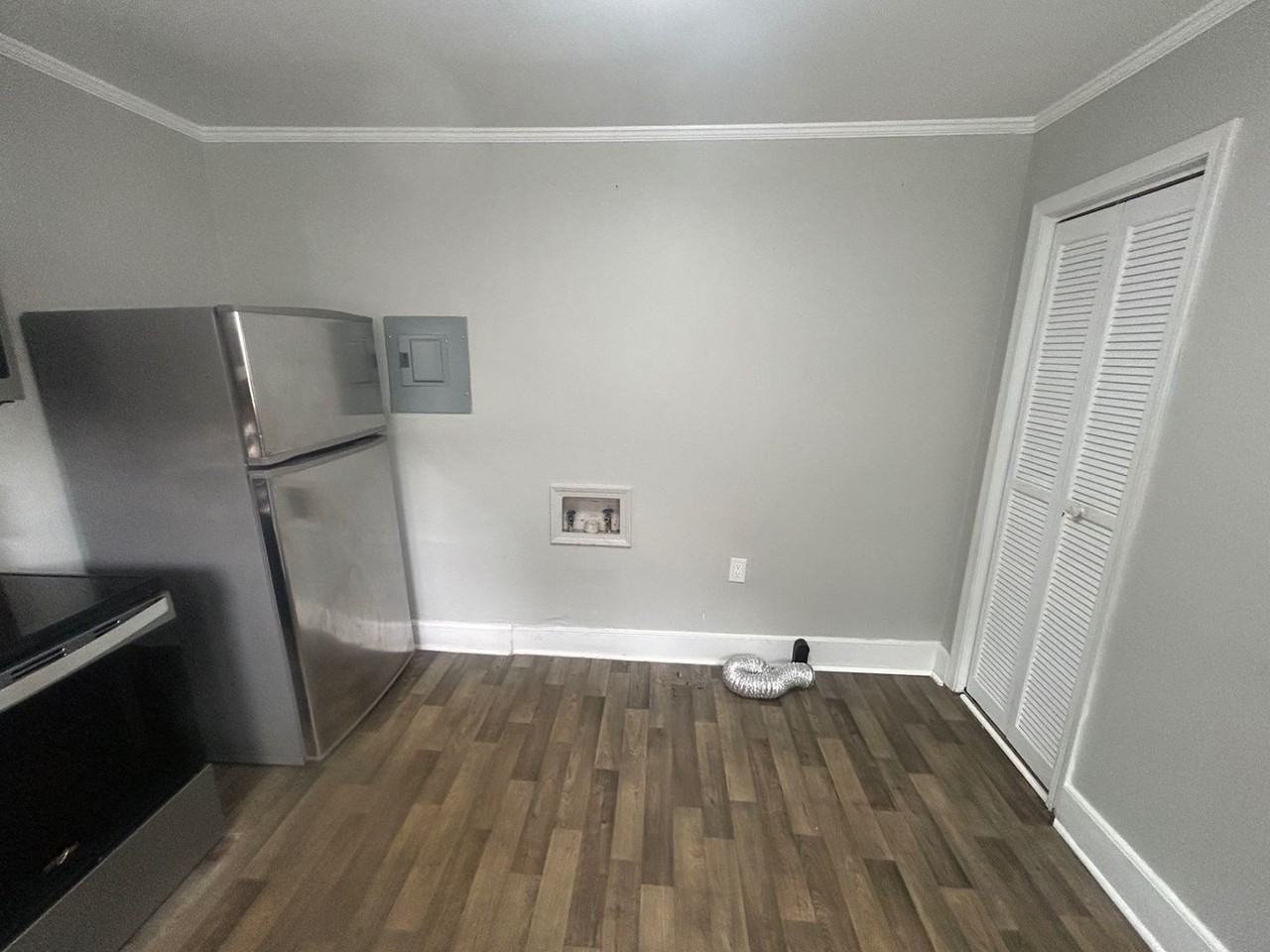 753 Center St - Photo 4 of 18