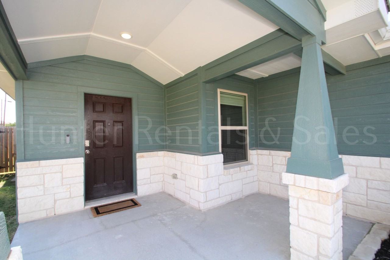 805 Freedom Cir - Photo 3 of 33