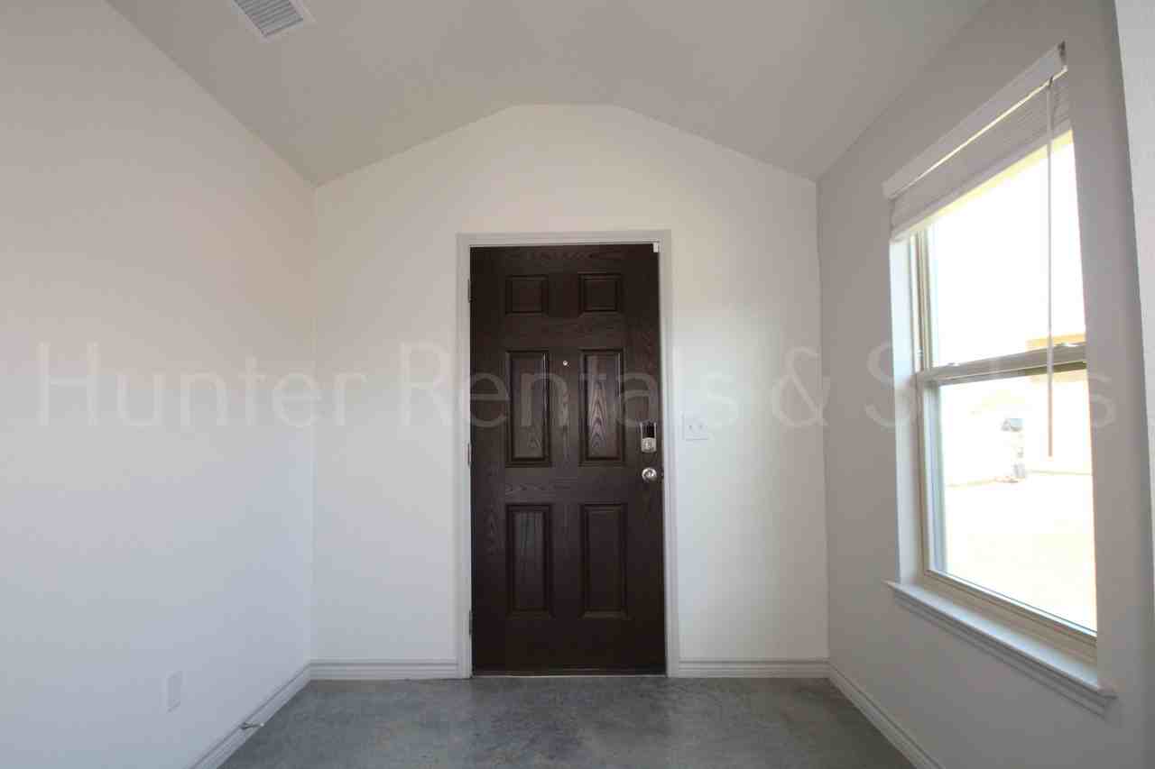 805 Freedom Cir - Photo 4 of 33