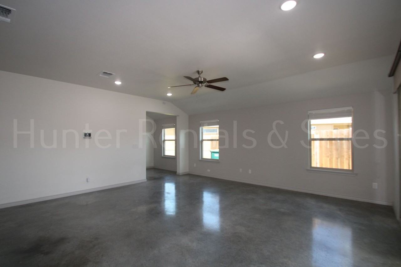 805 Freedom Cir - Photo 5 of 33