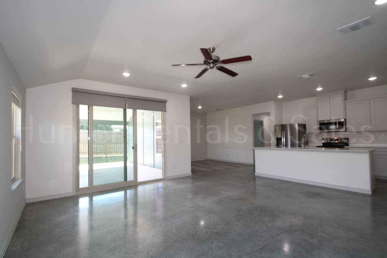 805 Freedom Cir - Photo 6 of 33