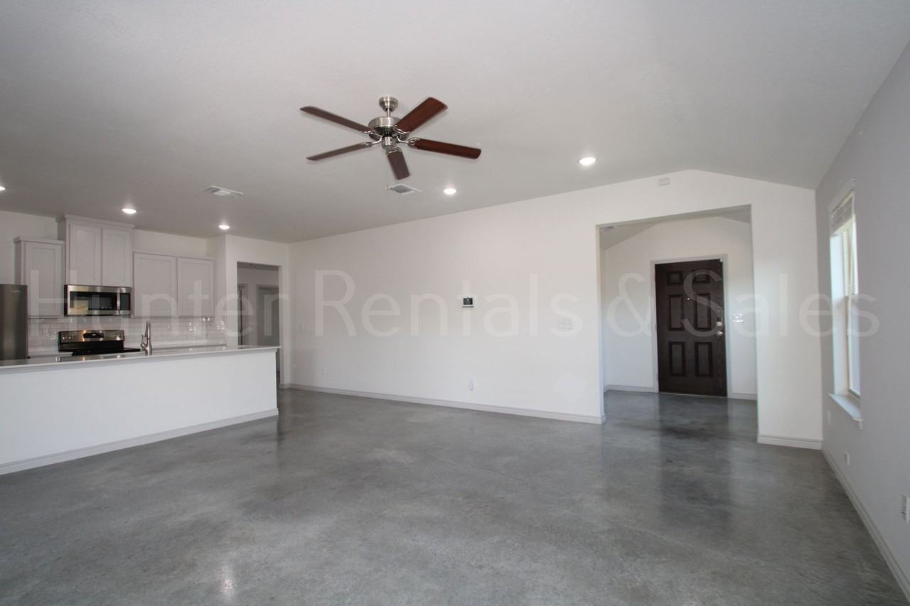 805 Freedom Cir - Photo 7 of 33