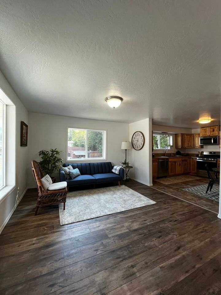 606 Residence St - Photo 3 of 10