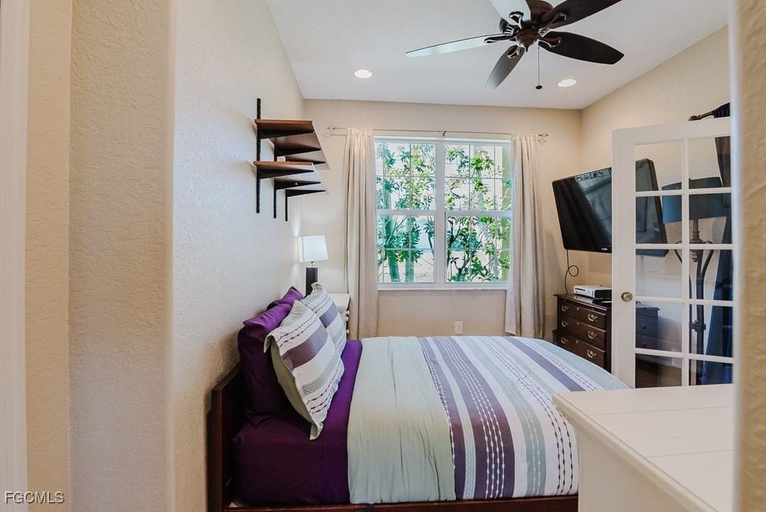 1827 Se 12th St - Photo 3 of 31