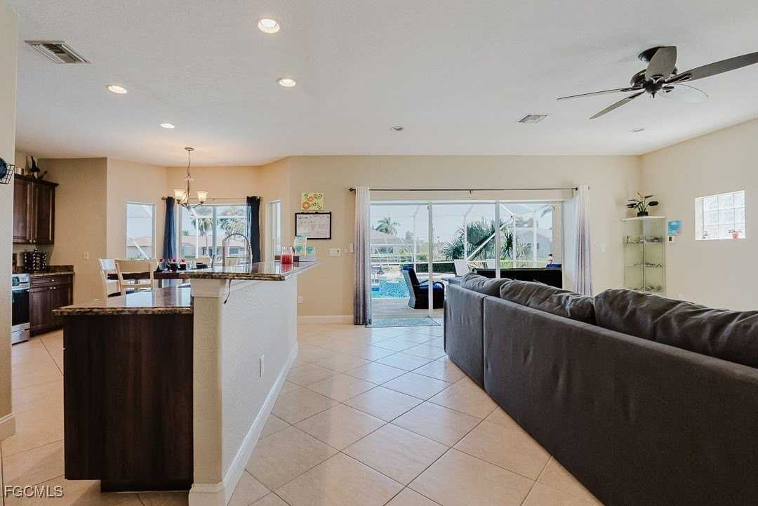 1827 Se 12th St - Photo 5 of 31