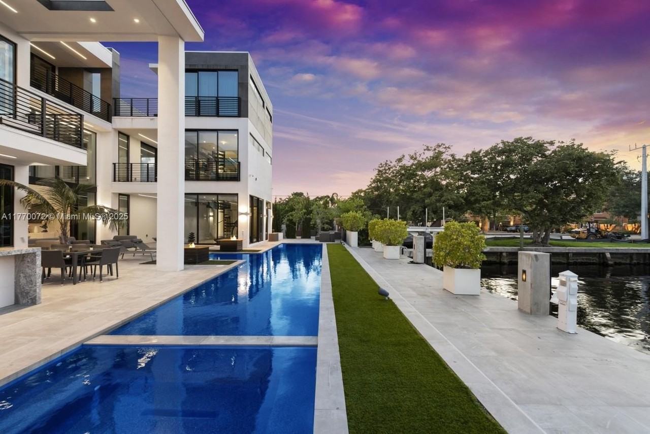 1400 Bayview Dr - Photo 2 of 50