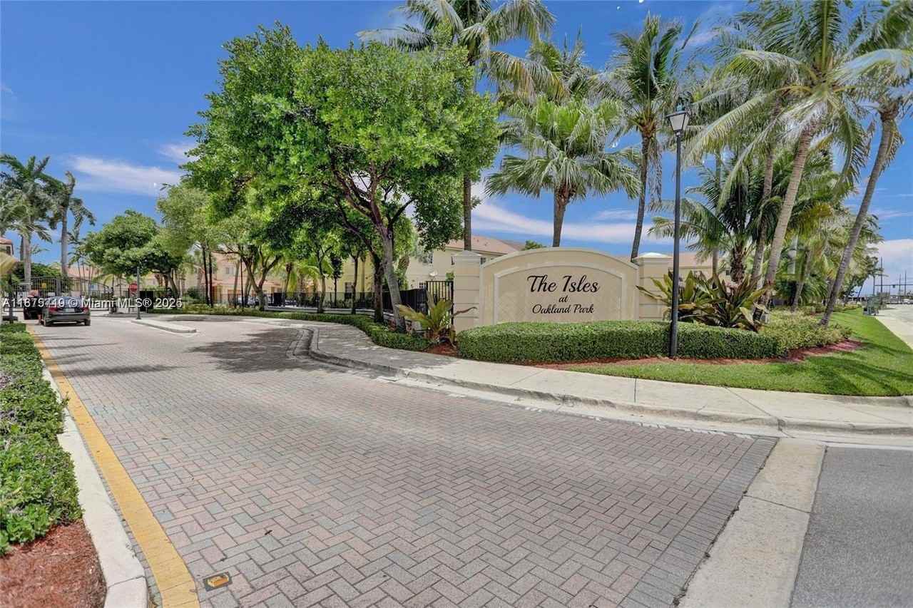 3237 Nw 32nd Ter - Photo 3 of 32