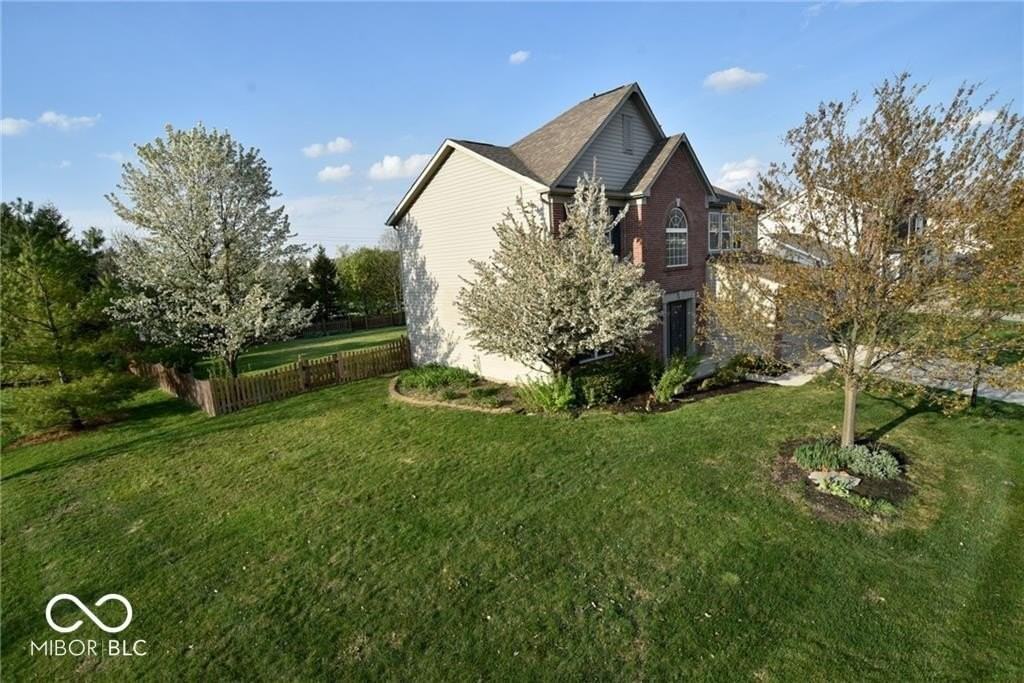 5742 Cantigny Way N - Photo 3 of 31