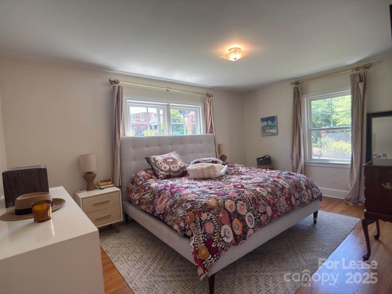 300 Charlotte St - Photo 4 of 11