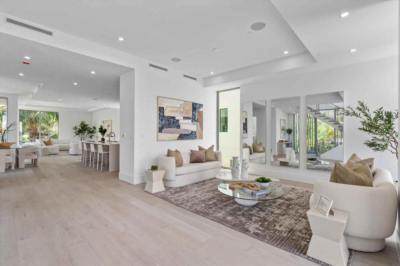 1070 Del Harbour Dr - Photo 3 of 50