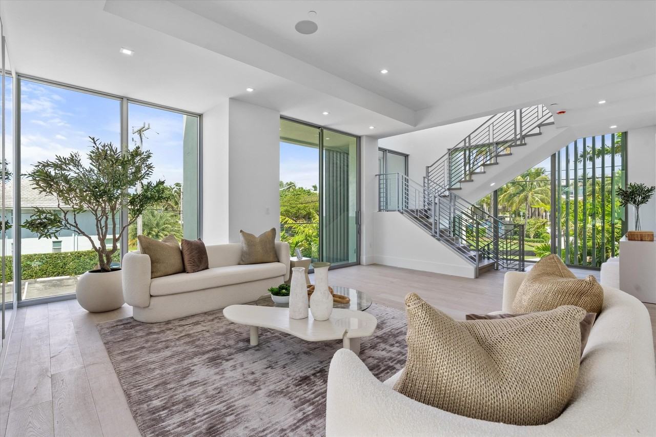 1070 Del Harbour Dr - Photo 5 of 50