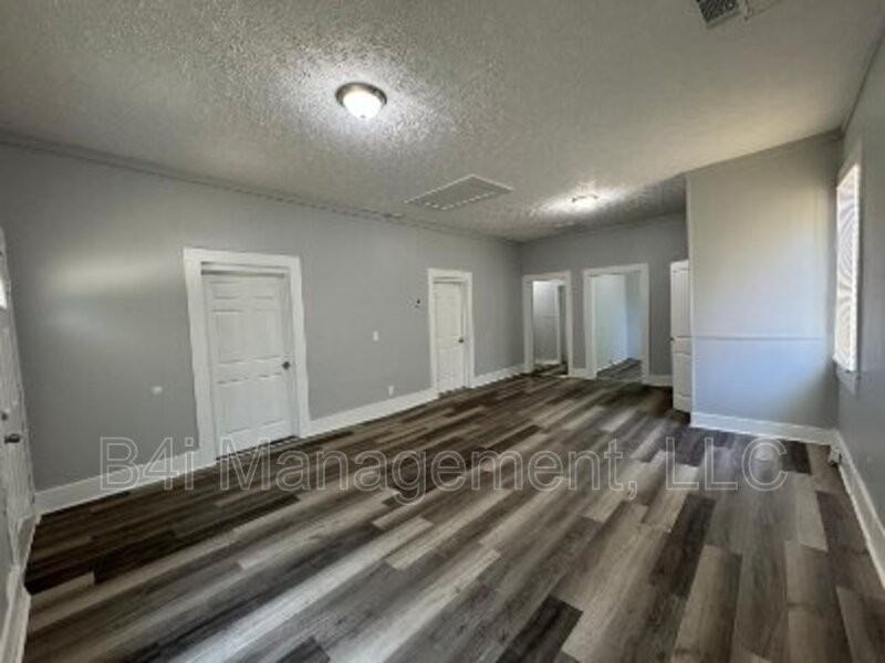 407 Circus St - Photo 3 of 7