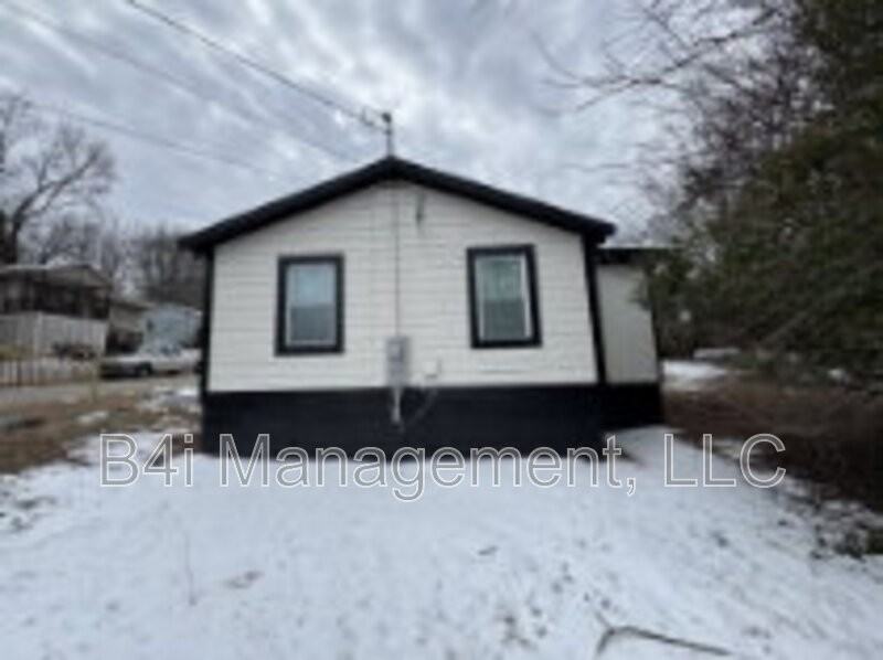 211 Banks St - Photo 2 of 8