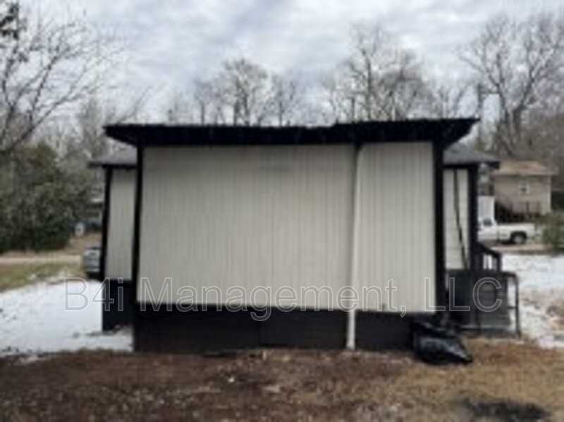 211 Banks St - Photo 3 of 8